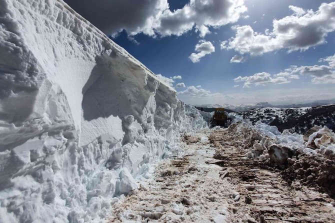 Gümüşhane’de Karla Mücadele Nisan Ayında Da Sürüyor