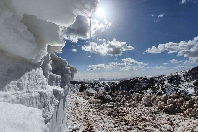 Gümüşhane’de Karla Mücadele Nisan Ayında Da Sürüyor