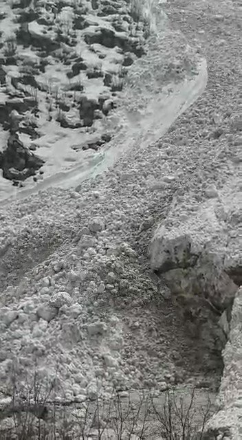 Yüksekova’da Çığın İnme Anı Saniye Saniye Cep Telefon Kamerasına Yansıdı