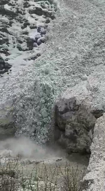 Yüksekova’da Çığın İnme Anı Saniye Saniye Cep Telefon Kamerasına Yansıdı