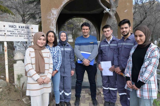 Osmanlı Dönemine Ait Mezar Taşlarındaki Yazıtlar Gün Yüzüne Çıkarılıyor