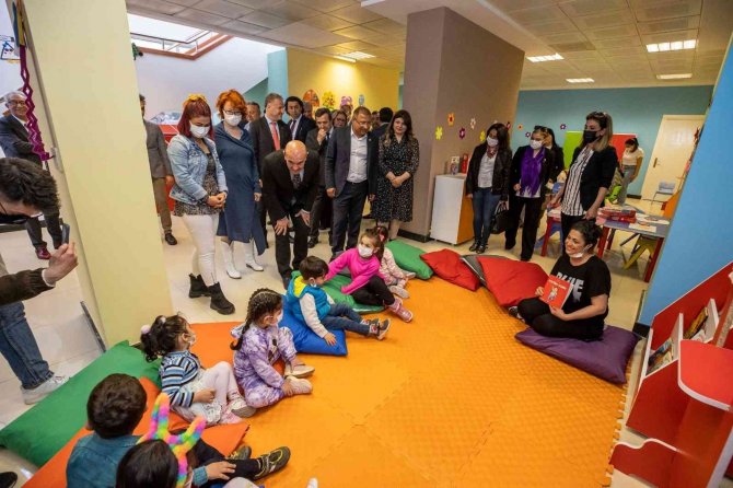 İ̇zmir’de Roman Kültürü Araştırma Kütüphanesi Açıldı