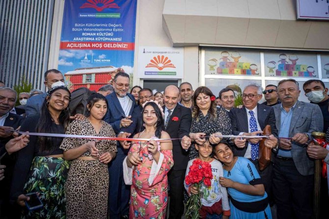İ̇zmir’de Roman Kültürü Araştırma Kütüphanesi Açıldı