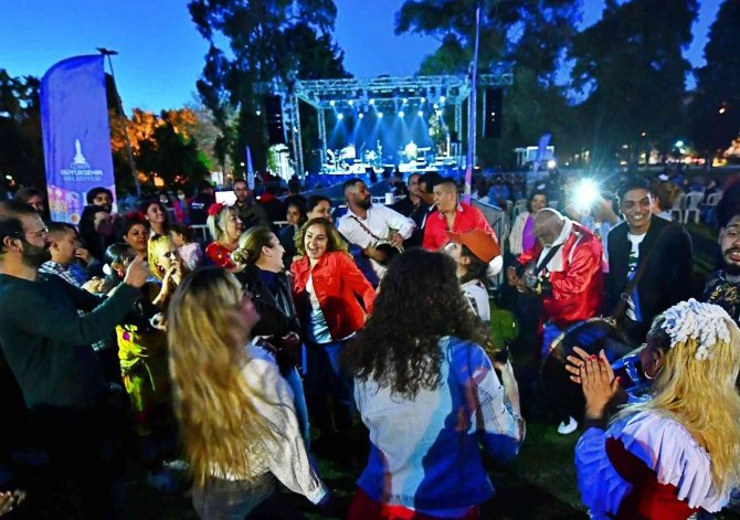 Romanlar Günü’nde İ̇zmir’de Hüsnü Şenlendirici Rüzgarı