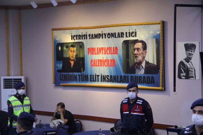 İ̇zmir’in ’Kolpaçino’ Kumarhanesine Baskın...jandarmayı Gören Masanın Altına Saklandı