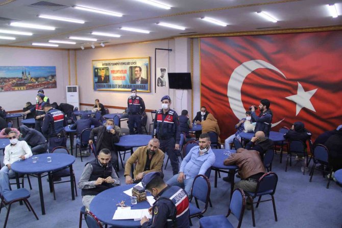 İ̇zmir’in ’Kolpaçino’ Kumarhanesine Baskın...jandarmayı Gören Masanın Altına Saklandı