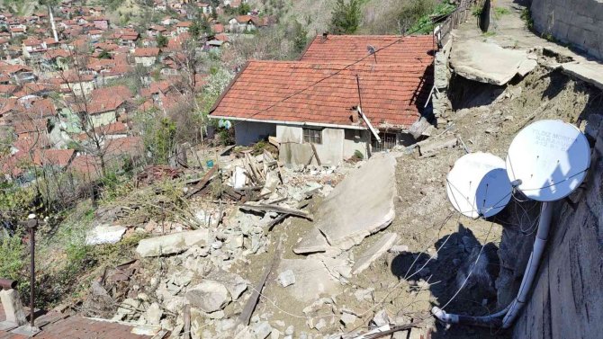 Karabük’te Heyelan 2 Eve Zarar Verdi