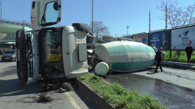 Kartal’da Virajı Alamayan Beton Mikseri Yola Devrildi