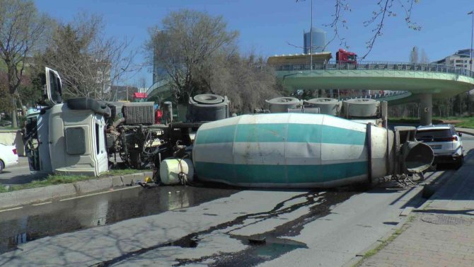 Kartal’da Virajı Alamayan Beton Mikseri Yola Devrildi