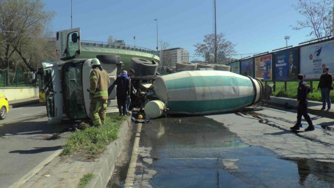 Kartal’da Virajı Alamayan Beton Mikseri Yola Devrildi