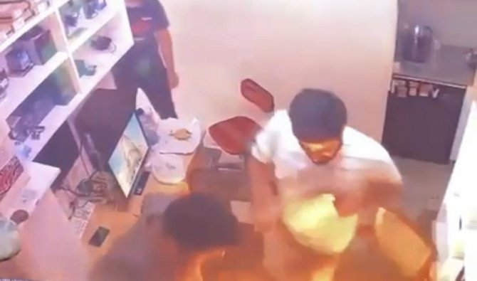 İ̇stanbul’da Tamircide Korku Dolu Anlar: Telefona Tornavida Sokunca Bomba Gibi Patladı