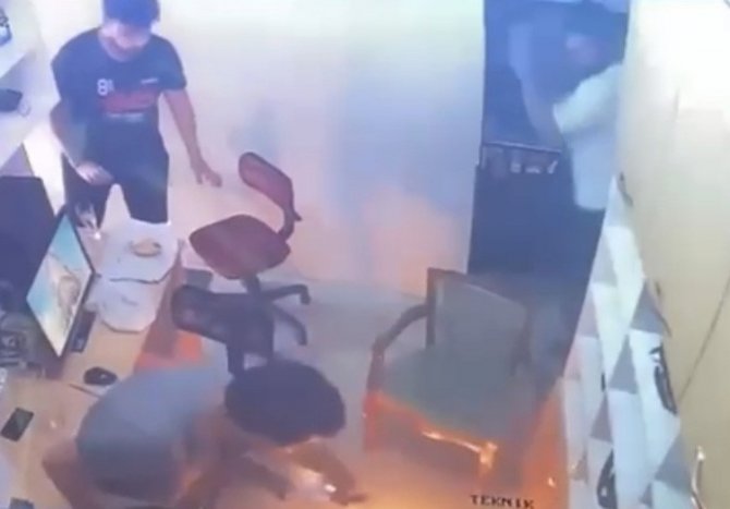 İ̇stanbul’da Tamircide Korku Dolu Anlar: Telefona Tornavida Sokunca Bomba Gibi Patladı