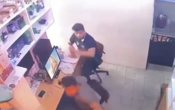 İ̇stanbul’da Tamircide Korku Dolu Anlar: Telefona Tornavida Sokunca Bomba Gibi Patladı
