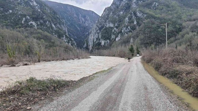 Kastamonu’da Çöken Yol Trafiğe Kapatıldı