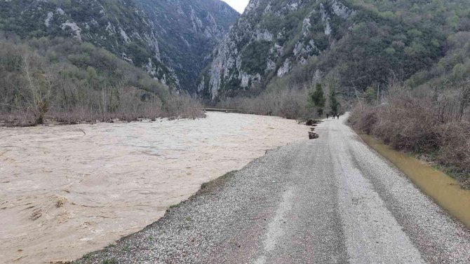 Kastamonu’da Çöken Yol Trafiğe Kapatıldı