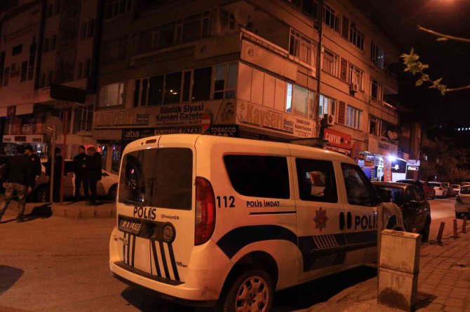 Gazeteci Ve Konuğuna Yumruklu Saldırı