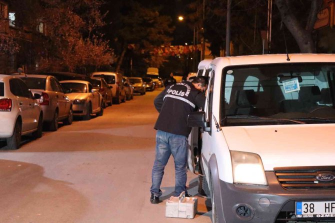 Gazeteci Ve Konuğuna Yumruklu Saldırı