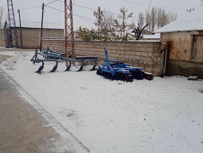 Özalp’ta Nisan Karı