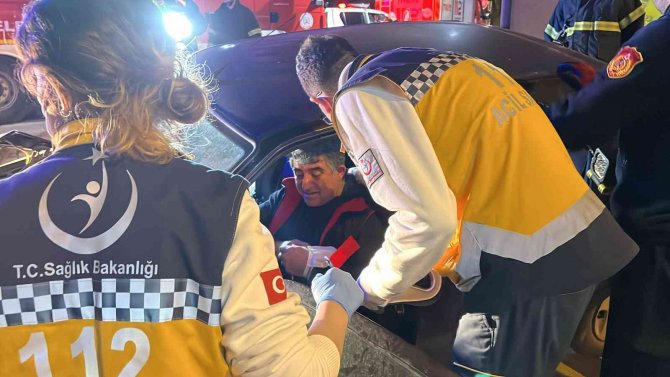 Otomobil İle Pikap Çarpıştı, Sıkışan Sürücüyü İtfaiye Kurtardı