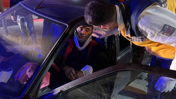 Otomobil İle Pikap Çarpıştı, Sıkışan Sürücüyü İtfaiye Kurtardı