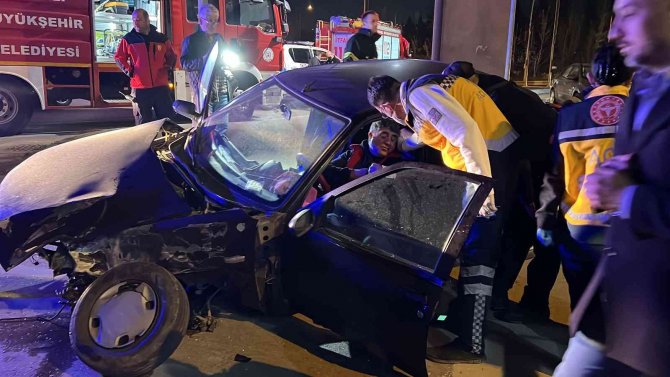 Otomobil İle Pikap Çarpıştı, Sıkışan Sürücüyü İtfaiye Kurtardı