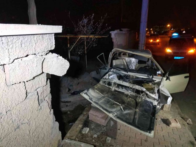 Kontrolden Çıkan Otomobil Karşı Şeritteki Bahçe Duvarını Yıktı: 3 Yaralı