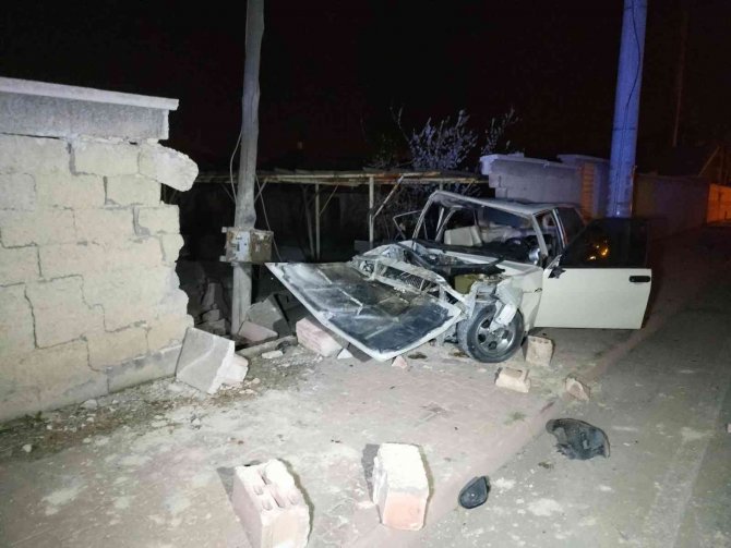 Kontrolden Çıkan Otomobil Karşı Şeritteki Bahçe Duvarını Yıktı: 3 Yaralı