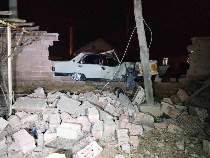 Kontrolden Çıkan Otomobil Karşı Şeritteki Bahçe Duvarını Yıktı: 3 Yaralı
