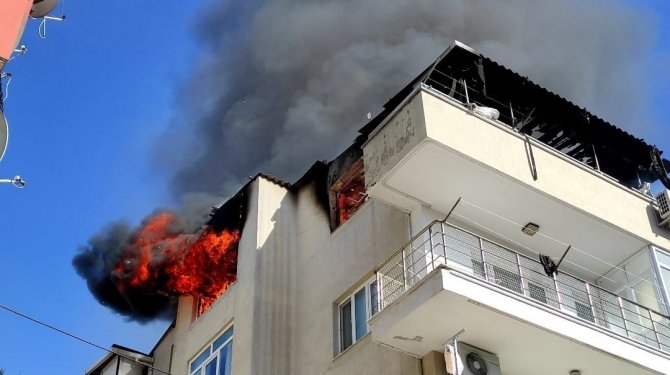 Alevlerin Sardığı Ev Küle Döndü