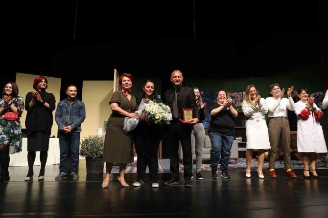 Kktc Güzelyurt Belediyesi Şehir Tiyatrosu, ’Okb Okb’ Oyununun Prömiyerini Mersin’de Yaptı
