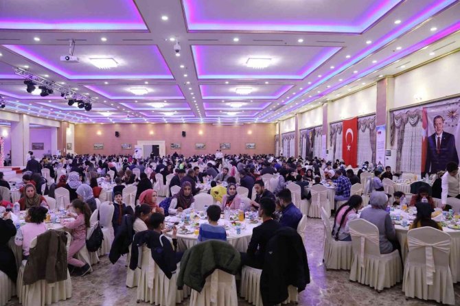 Mardin Valisi Vali Demirtaş Öğrencilerle İftarda Bir Araya Geldi