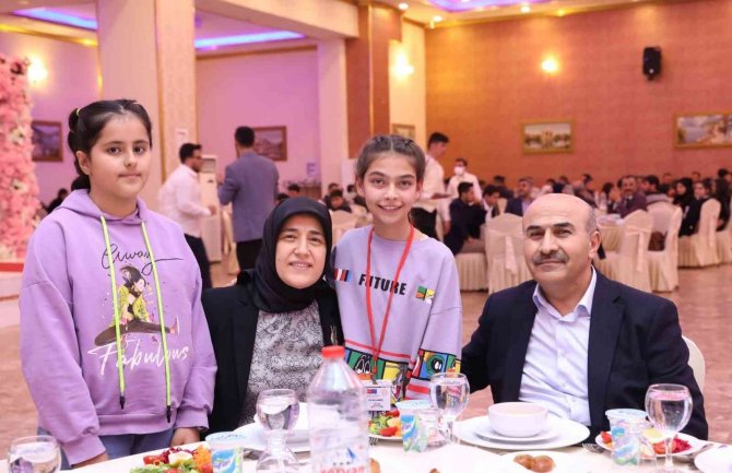 Mardin Valisi Vali Demirtaş Öğrencilerle İftarda Bir Araya Geldi