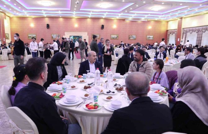 Mardin Valisi Vali Demirtaş Öğrencilerle İftarda Bir Araya Geldi