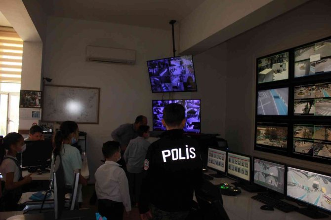 Marmaris’te Polis Haftası İçin Düzenlenen Yarışmalarda Dereceye Girenlere Hediyeleri Verildi