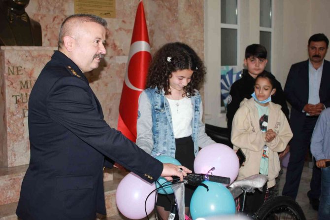 Marmaris’te Polis Haftası İçin Düzenlenen Yarışmalarda Dereceye Girenlere Hediyeleri Verildi