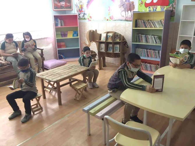 Öğrenciler Atık Malzemelerden Kütüphane Yaptılar