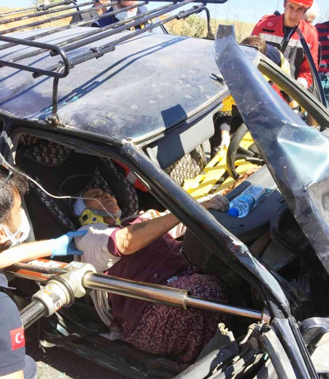 Araçta Sıkışan Sürücüyü İtfaiye Kurtardı