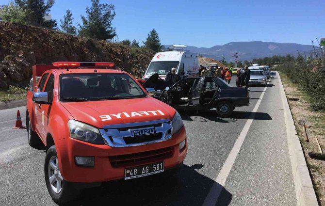 Araçta Sıkışan Sürücüyü İtfaiye Kurtardı
