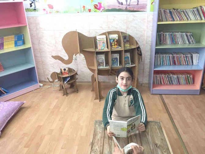 Öğrenciler Atık Malzemelerden Kütüphane Yaptılar