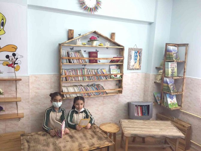 Öğrenciler Atık Malzemelerden Kütüphane Yaptılar