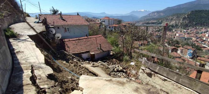 Karabük’te Heyelan 2 Eve Zarar Verdi