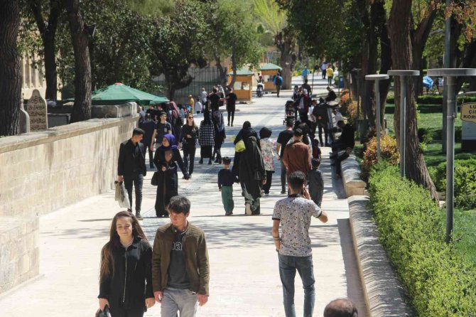 Ramazan Ayında Balıklıgöl Ziyaretçi Akınına Uğruyor