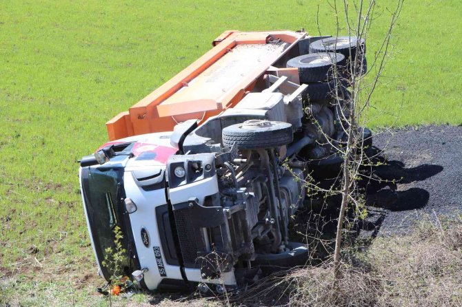 Samsun’da Sıcak Asfalt Yüklü Kamyon Şarampole Yuvarlandı: 1 Yaralı