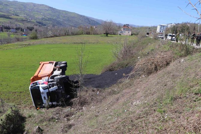 Samsun’da Sıcak Asfalt Yüklü Kamyon Şarampole Yuvarlandı: 1 Yaralı