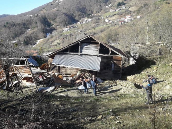 Sinop’ta Heyelan: 1 Ev Yıkıldı, 5 Ev Kullanılamaz Hale Geldi