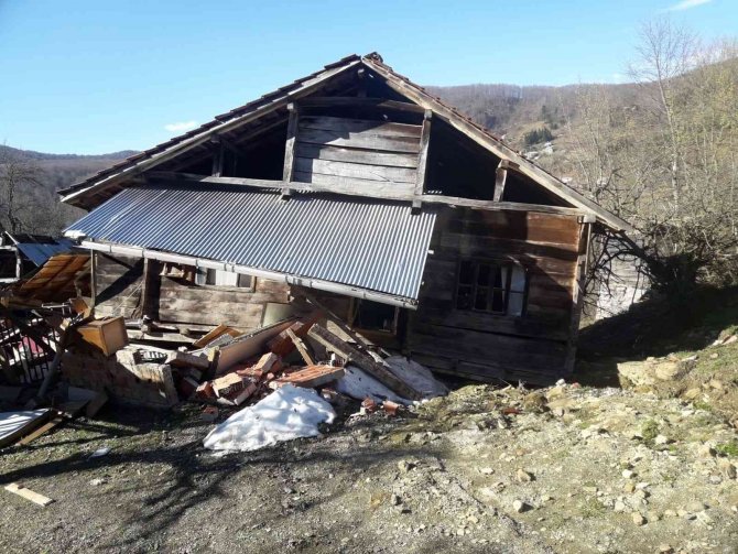Sinop’ta Heyelan: 1 Ev Yıkıldı, 5 Ev Kullanılamaz Hale Geldi