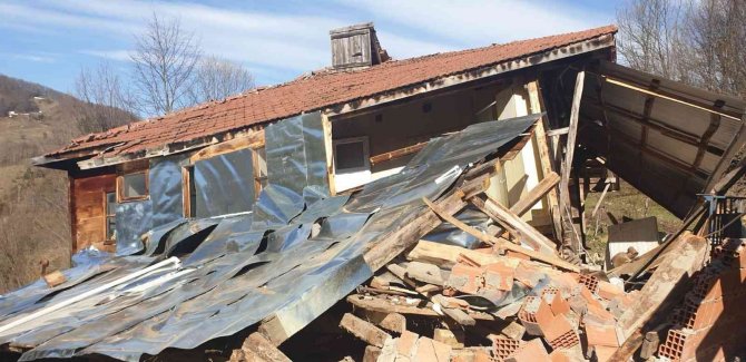 Sinop’ta Heyelan: 1 Ev Yıkıldı, 5 Ev Kullanılamaz Hale Geldi