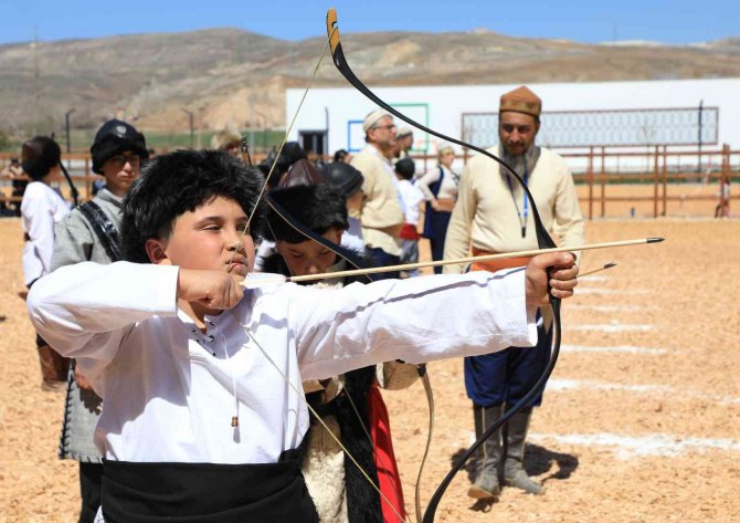 Geleneksel Türk Okçuluğu İzleyenlerin Nefesini Kesti