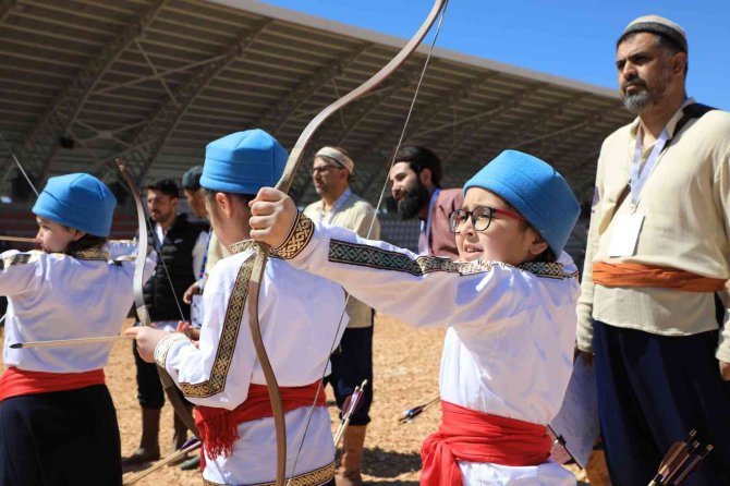 Geleneksel Türk Okçuluğu İzleyenlerin Nefesini Kesti