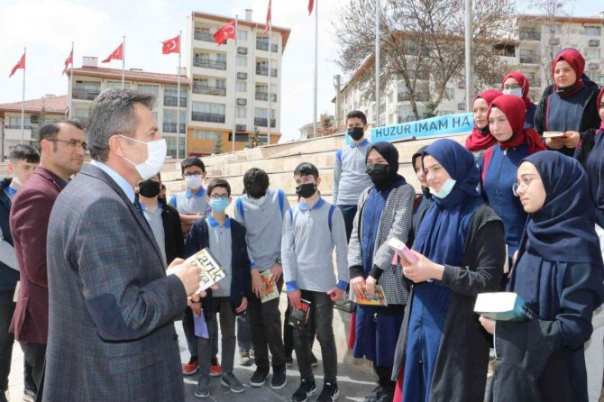 Tarihi Binanın Bahçesinde Kitap Okudular